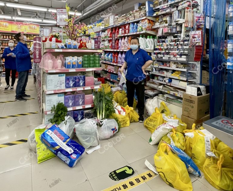 疫情防控期间，北京市民在超市购物
